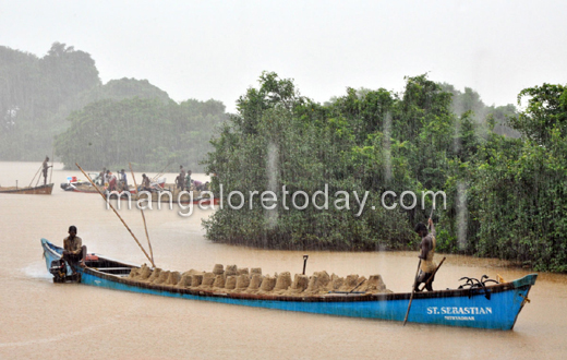 Sand lorries seized at Adam Kudru, Mangalore